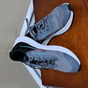 Nike 4.5 Youth Starrunner shoe Grey & Black